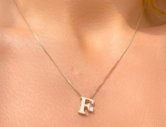 Imagem do Correntinha letra zirconia banho ouro 18k