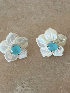 Brinco flor miolo azul