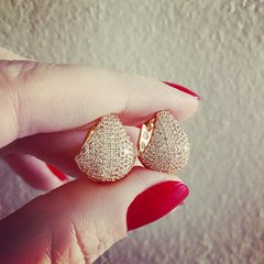 Argola triangular zirconias brancas