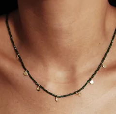Colar cristais com pingentes banhados a ouro 18k