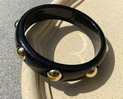 Bracelete acrílico com apliques dourado - comprar online