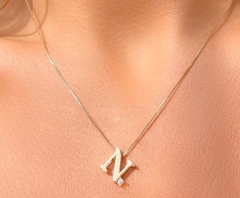 Correntinha letra zirconia banho ouro 18k