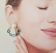 BRINCO PEROLA E CRISTAIS MULTICOLOR (CHAMPANHE,VERDE,LILAS, AZUL) - comprar online