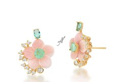 Brinco flor resina rosa miolo esmeralda colombiana banhada a ouro 18k