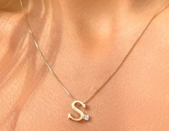 Correntinha letra zirconia banho ouro 18k - Ananogueirasemijoias