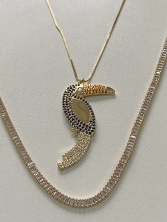 Tucano cravejado banhado a ouro 18k