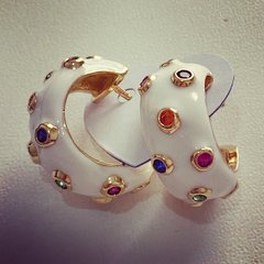 Argola branca com pedrinhas coloridas - comprar online