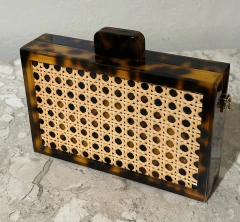 Clutch acrílico detalhe palhinha