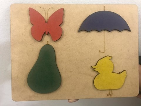 Quadro de objetos: borboleta, guarda-chuva, pera e pato em mdf estampado