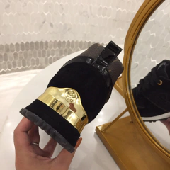 Tênis preto com dourado LV na internet