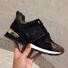Tênis preto com dourado LV