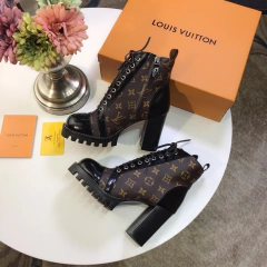 Bota coturno com cadarço estampa L.V.