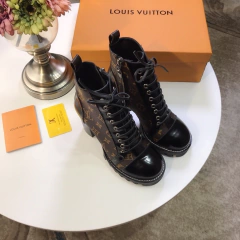 Bota coturno com cadarço estampa L.V. - Lys Shoetique