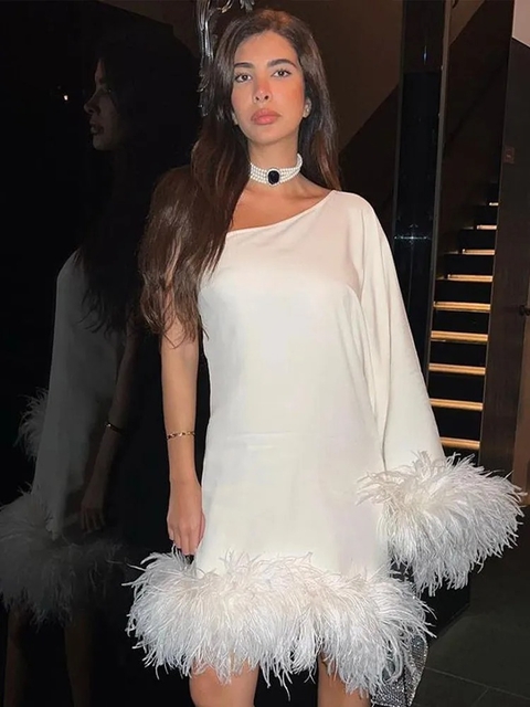 Vestido uma manga com plumas