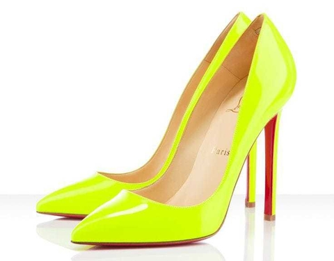 Scarpin amarelo neon verniz sola vermelha
