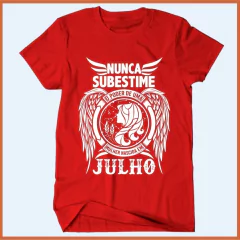 Camiseta Nunca subestime o poder de uma mulher nascida em julho na internet