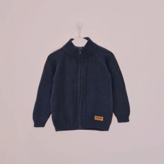 Campera tejida con cierre azul en internet