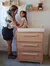 Chiffonier Lucila de madera con una mamá y su hija sonriendo juntas, mostrando un ambiente familiar y acogedor.