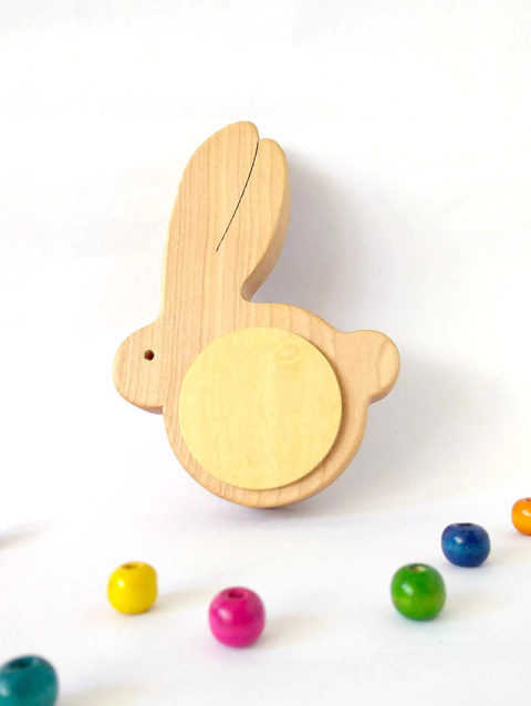sonajero de madera en forma de conejo 