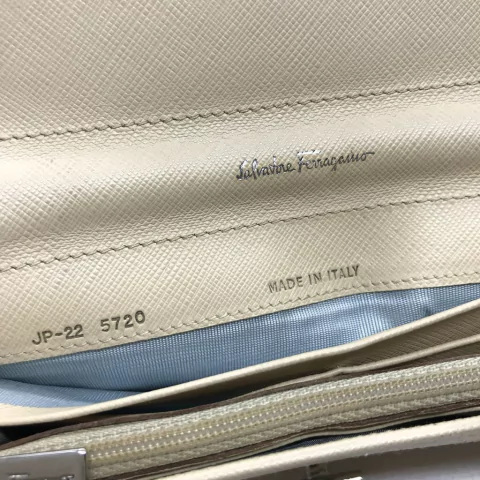 VENDIDA - Carteira Ferragamo- Couro Creme - PinkSquare  |  Moda online | Roupas e Acessórios Femininos  