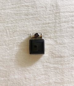 Dije Piedra Natural - Cubo Onix Pasante en internet