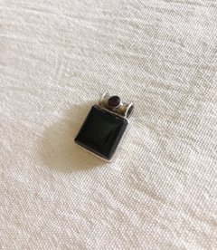 Dije Piedra Natural - Cubo Onix Pasante - comprar online