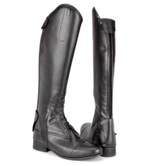 Bota de hipismo em couro ecológico, de cor preta, com cano alto e fechamento em zíper.