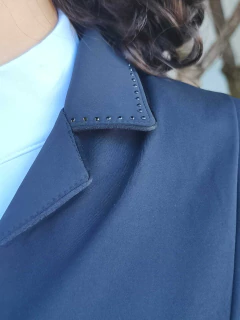 Casaca de hipismo Lucky_u com tecido tecnológico e strass na gola