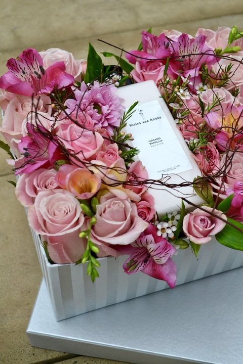 Caja artesanal con flores variadas y crema corporal