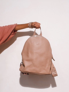 Mochila "Fla" cuero graneado nude. en internet