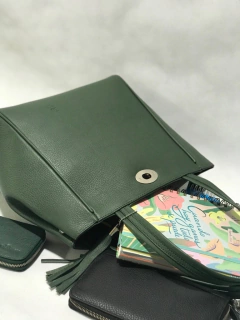 Imagen de Cartera "Jazmin" cuero graneado verde ingles.