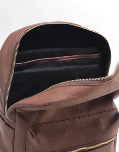 Mochila Unisex "Tony" cuero graneado marron - Diaz & Giaccio