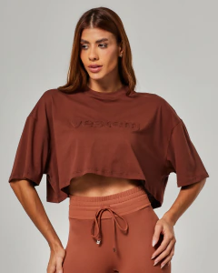 CAMISETA CROPPED VESTEM EMBOSSING marrom