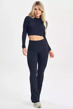 Conjunto flare + cropped canelado preto M