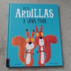 DOS ARDILLAS Y UNA PIÑA