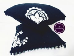 ALMOHADÓN NEGRO FLORES CON RELIEVE - CHIC DECO&DESIGN