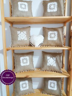 ALMOHADÓN ARPILLERA CON RELIEVE - CHIC DECO&DESIGN