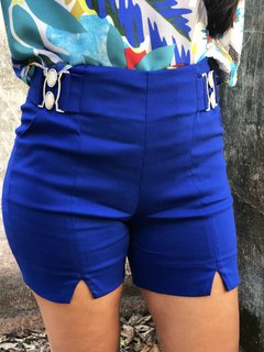 Bermuda azul com detalhe de fivela