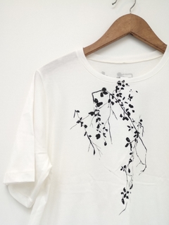 Remera SARA off white enredadera en internet