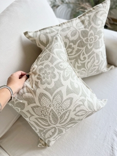 Almohadón flor gris - comprar online