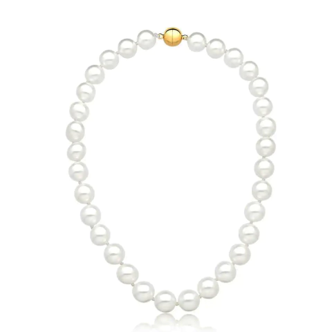 Colar com pérolas Shell e fecho ímã com banho de ouro da Ana Tereza Semijoias.