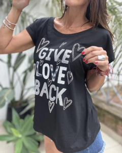 Remera bordada Give Love Black Talle AMPLIO manga japonesa - JAQUELINA HADAD