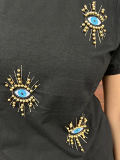 Remera Ojitos bordada Elastizada en internet