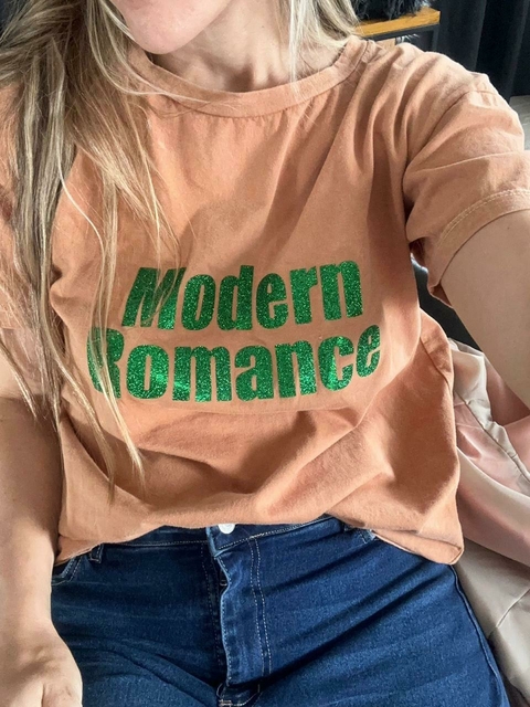 Remera Modern Romance