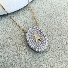 Colar de Letra Mandala Oval cravejada com zircônias