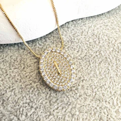 Colar de Letra Mandala Oval cravejada com zircônias - comprar online