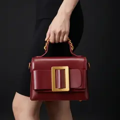 Bolsa de mão com fivela metálica frontal bordô - comprar online
