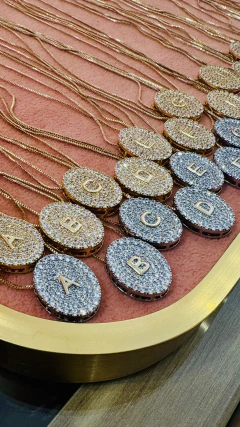 Colar de Letra Mandala Oval cravejada com zircônias
