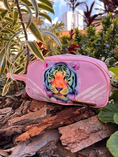 COSMETIQUERA LEON ROSADO CAMUFLADO - comprar en línea