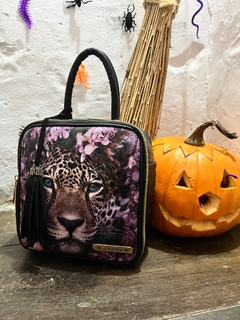 BOLSO CUADRADO EN CUERO TIGRE FLORES en internet